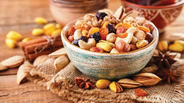 المكسرات والفواكه المجففة